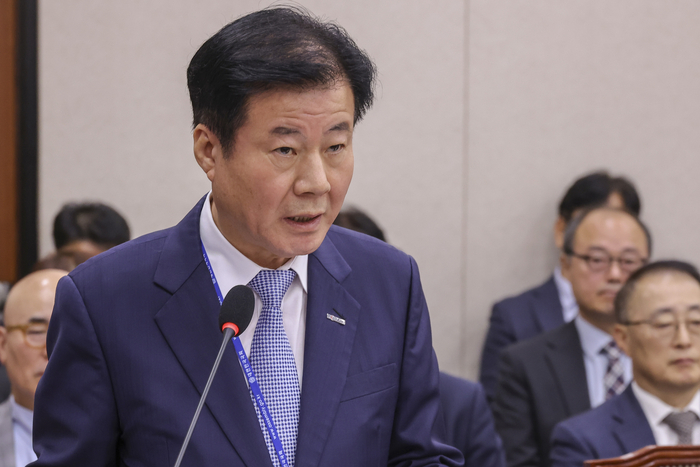 강석진 중소벤처기업진흥공단 이사장이 23일 국회 산업통상자원중소벤처기업위원회에서 열린 2025년도 국정감사에 출석해 기관 업무 보고를 하고 있다.