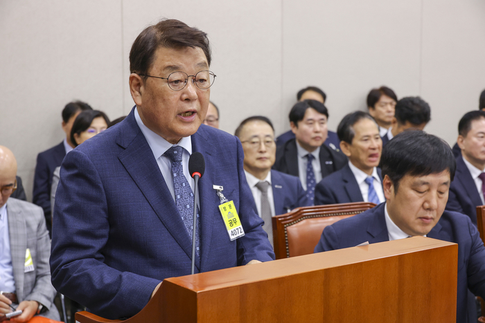 박성효 소상공인시장진흥공단 이사장이 23일 국회 산업통상자원중소벤처기업위원회에서 열린 2025년도 국정감사에 출석해 기관 업무 보고를 하고 있다.