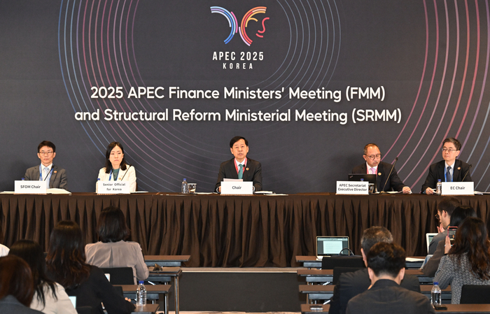 구윤철 부총리, APEC 재무·구조개혁장관회의 합동 기자회견     (서울=연합뉴스) 구윤철 부총리 겸 기획재정부 장관이 23일 인천 중구 인스파이어 리조트에서 열린 아시아-태평양경제협력체(APEC) 재무·구조개혁장관회의 합동 기자회견에서 발언하고 있다. 2025.10.23 [기획재정부 제공. 재판매 및 DB 금지]     photo@yna.co.kr (끝)