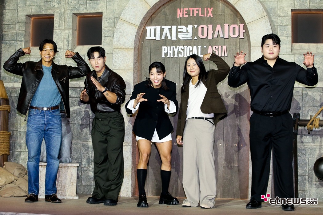 [ET포토] 피지컬 아시아, '포즈로 표현하는 주특기'