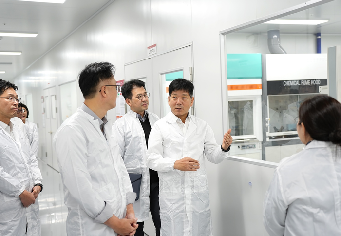 김연섭 롯데에너지머티리얼즈 대표(왼쪽에서 4번째)가 의왕 연구소를 둘러보고 있다. (사진=롯데에너지머티리얼즈)