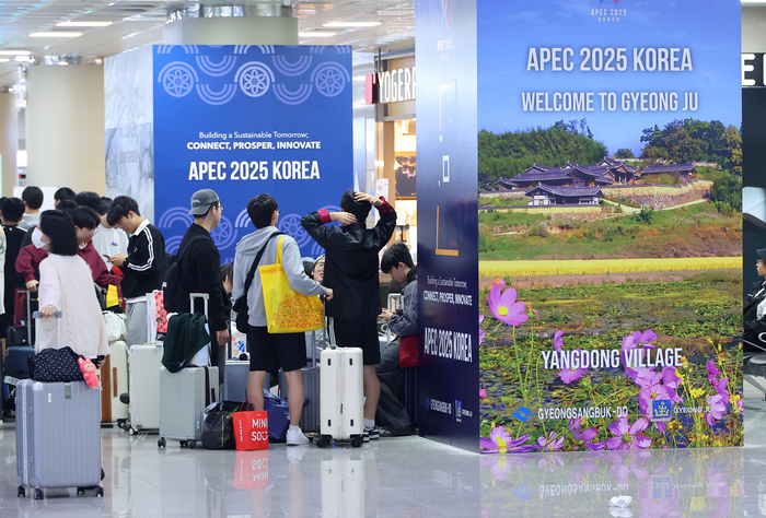 아시아태평양경제협력체(APEC) 정상회의 기간 주 공항으로 사용되는 부산 강서구 김해국제공항 국제선 청사에 APEC 환영 웰컴존이 꾸며져 있다. (연합뉴스)