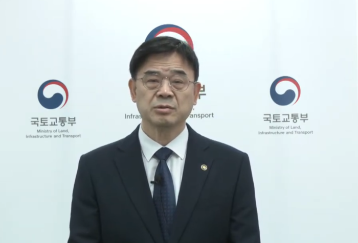 이상경 국토교통부 1차관이 23일 국토교통부 유튜브 채널을 통해 최근 논란이 인 부동산 발언에 대해 사과하고 있다. (사진=국토교통부 유튜브 갈무리)