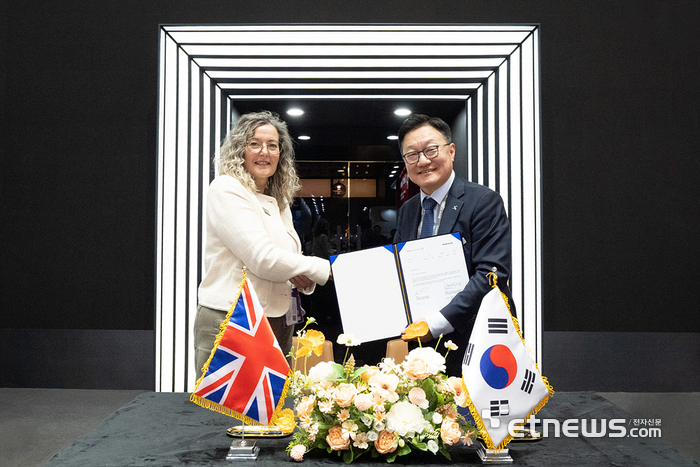 김병권 휴니드 해외사업총괄(오른쪽)과 엠마 모리스(Emma Morris) MBDA 지사장이 MOU 체결 후 기념촬영했다.