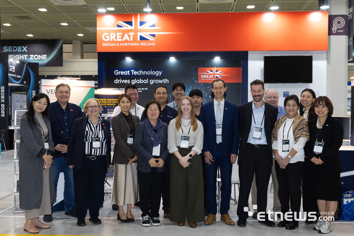 SEDEX 2025 내 영국관 앞에서 영국 반도체 혁신기업 관계자들이 기념촬영을 하고 있다.