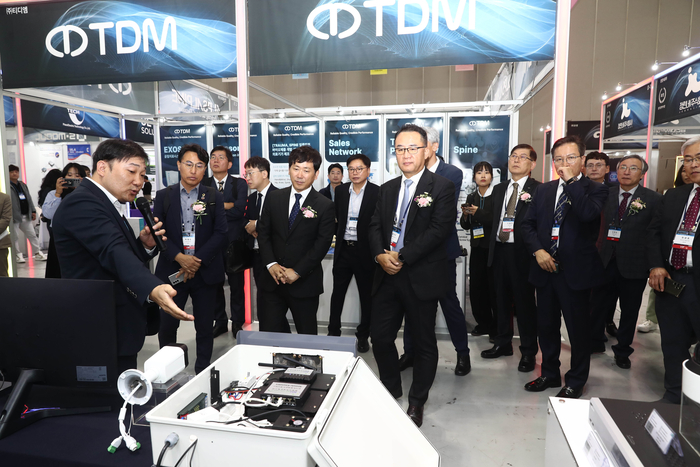 '포토닉스 코리아 2024(제22회 국제광융합산업전시회)' 투어 모습.