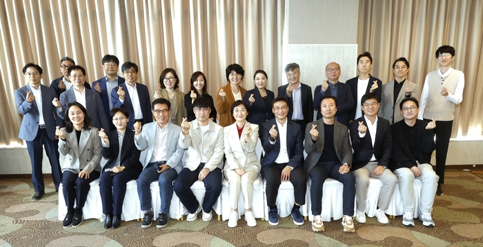 보건복지부가 24일 서울 중구 프레지던트 호텔에서 인공지능(AI) 복지·돌봄 혁신 방안 논의를 위한 관계 기업 간담회를 개최했다. 이스란 복지부 제1차관(첫 줄 왼쪽 다섯 번째)이 참석자들과 기념촬영했다.(사진=보건복지부)