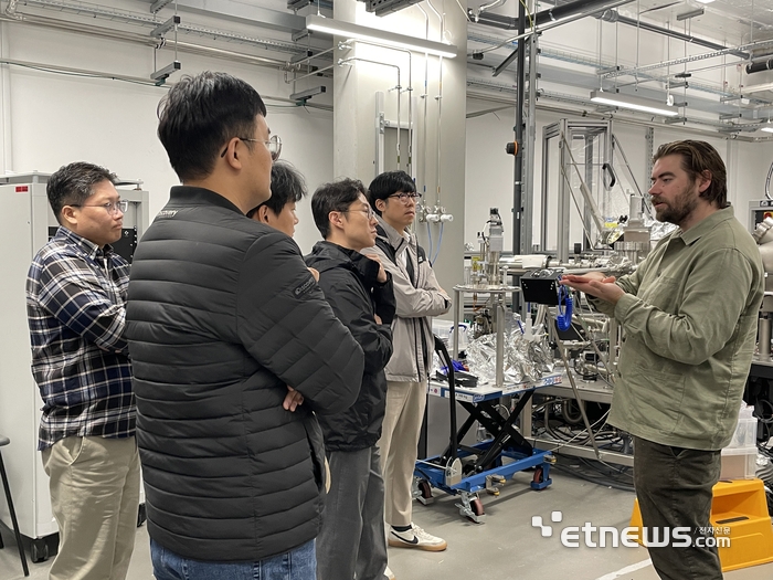 한국 연구자 대표단이 영국 브래그 소재연구센터를 방문해 차세대 반도체 공동연구 기획을 모색했다.