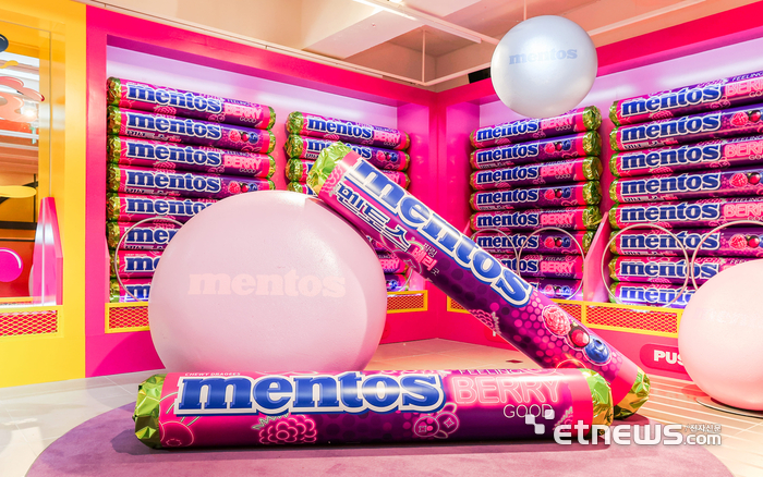 [포토]츄파춥스·멘토스 팝업 스토어 '츄토피아' 오픈