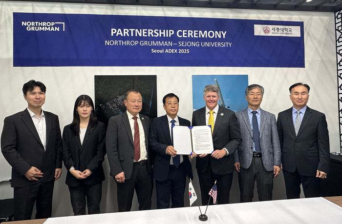 세종대학교는 23일, 서울 국제 항공우주 및 방위산업 전시회 '서울 ADEX 2025'가 열리고 있는 경기도 고양시 일산 킨텍스에서 세계적인 글로벌 방위산업체인 미국의 노스롭그루먼과 산학협력을 체결했다.
