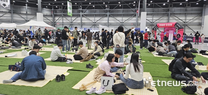 '제1회 발달장애 직장인 페스티벌'을 찾은 관람객들 모습.