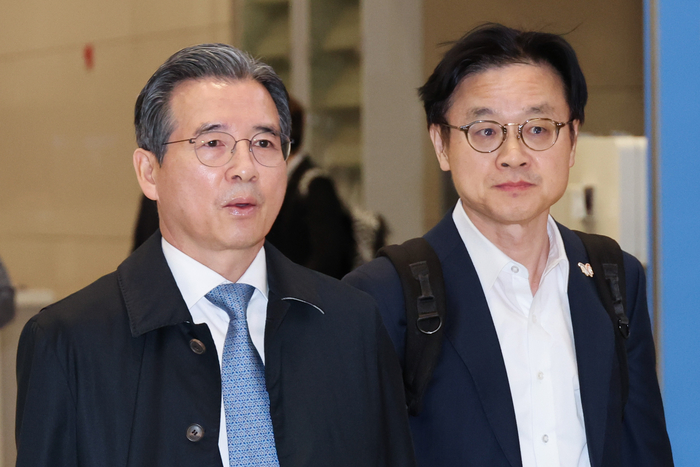 한미 관세협상 마치고 귀국한 김용범·김정관     (영종도=연합뉴스) 임화영 기자 = 김용범 대통령실 정책실장(왼쪽)과 김정관 산업통상부 장관이 한미 관세협상 추가 논의를 마치고 24일 인천국제공항을 통해 귀국하고 있다. 2025.10.24     hwayoung7@yna.co.kr (끝)