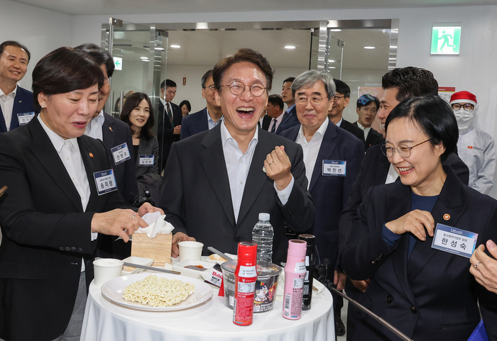 김민석 국무총리(가운데)가 24일 경상남도 밀양시 삼양식품 밀양공장을 방문, 송미령 농림축산식품부 장관(왼쪽), 한성숙 중소벤처기업부 장관과 불닭볶음면을 시식하며 미소 짓고 있다. 연합뉴스
