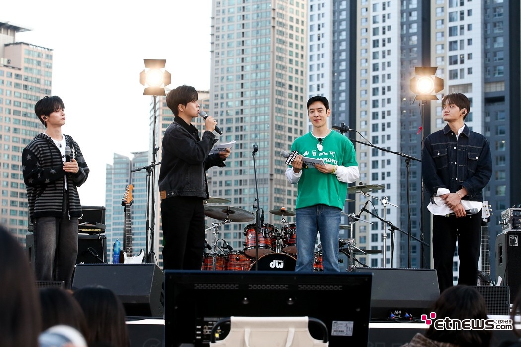 [ET포토] 이제훈-루시, '함께하는 나눔'