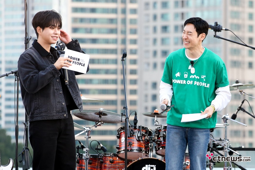 [ET포토] 루시 최상엽-이제훈, '덕담에 수줍은 반응'