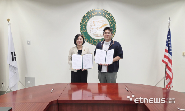 권소영 조지메이슨대학교 한국캠퍼스 산학협력단장(왼쪽)과 성주현 엘리펀트어라운드 감독이 게임 콘텐츠 분야의 현장형 교육 활성화를 위한 협약을 체결한 뒤 기념 촬영했다.