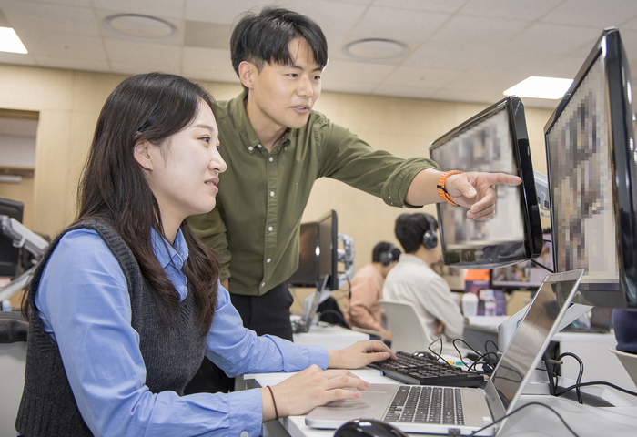 18일 경기도 수원 삼성전자 인재개발원에서 삼성전자 감독관이 삼성직무적성검사 응시자를 대상으로 예비 소집을 진행하는 모습.