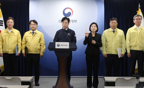 김영훈 고용노동부 장관(가운데)이 26일 정부서울청사에서 경주에서 발생한 중대재해 관련 관계부처 합동 브리핑을 하고 있다. [자료:연합뉴스]