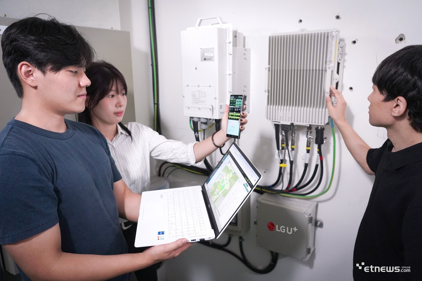 LG유플러스 관계자가 금오공대에서 오픈랜 장비를 테스트하고 있다.
