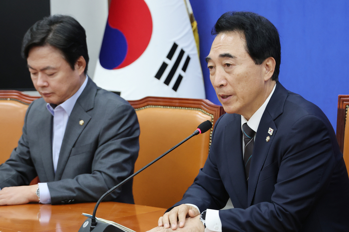 더불어민주당 박수현 수석대변인이 26일 서울 여의도 국회에서 부동산 대책 등 현안 관련 기자간담회를 하고 있다. 연합뉴스