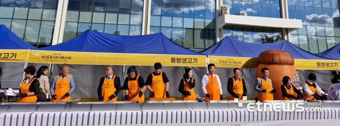 간장삼겹살 동방생고기가 20m 길이 대형 불판을 제작해 이색 삼겹살 커팅식 퍼포먼스를 진행했다.