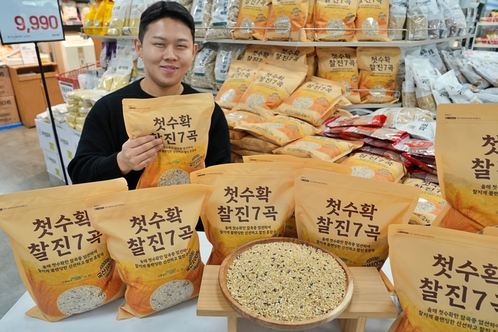 롯데마트 제타플렉스 잠실점에서 '첫수확 찰진7곡'을 홍보하는 김민규 MD의 모습.