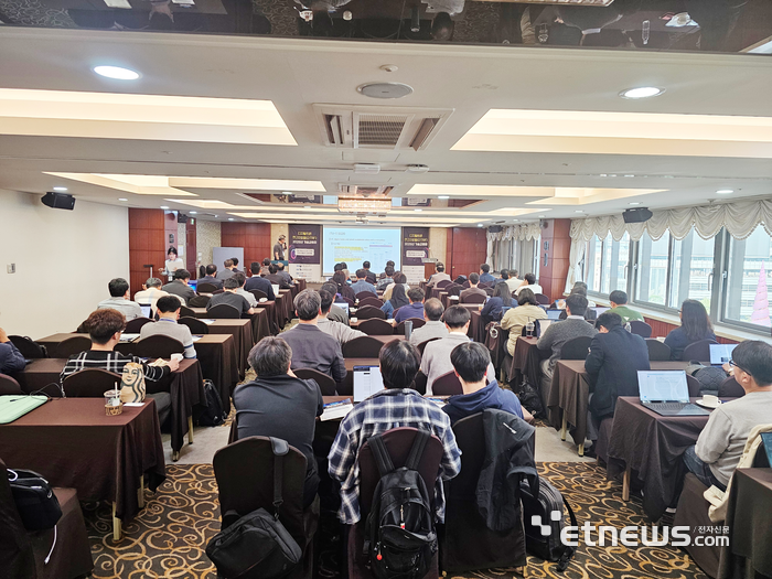 24일 서울 중구 코리아나 호텔에서 열린 '제3회 디지털트윈연구자포럼 2025 기술교류회'에서 관계자들이 발표를 듣고 있다.