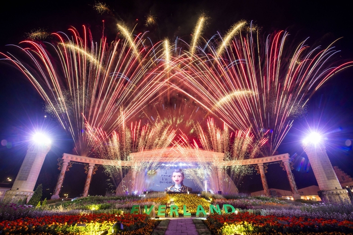 에버랜드, '케데헌' 불꽃쇼·테마존 방문객 15만명 돌파