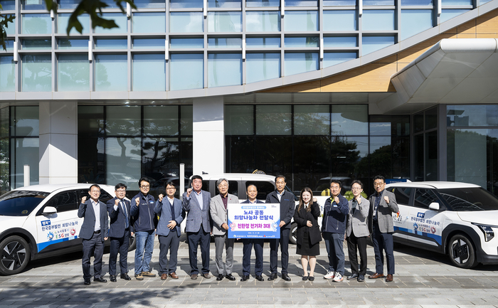 최진호 한걸음 시설장, 김용환 충남정심원 원장, 성우종 충남사회복지공동모금회 회장, 이영조 한국중부발전 사장, 신동주 한국중부발전노동조합 위원장, 김송이 보령댐노인복지관 관장(왼쪽 네 번째부터)이 27일 충남 보령 한국중부발전 본사에서 열린 노사 공동 희망 나눔차 전달식에서 기념촬영했다. 사진 출처 : 한국중부발전