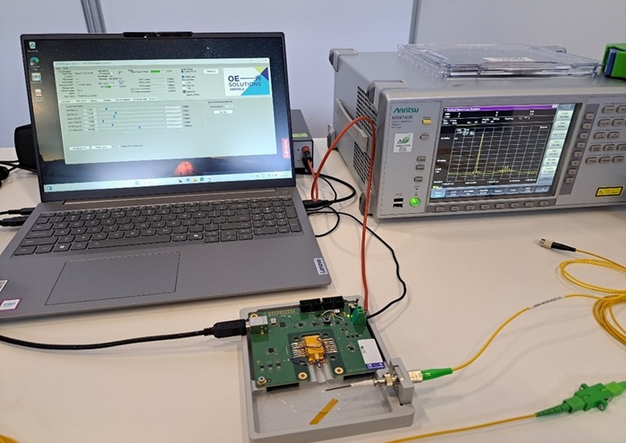 ITLA 모듈(통합 파장가변형 레이저 어셈블리 모듈) 시연.