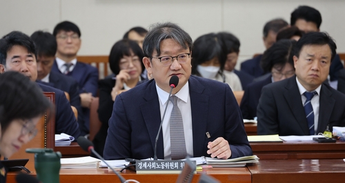 권기섭 경제사회노동위원회 위원장이 27일 서울 여의도 국회 기후에너지환경노동위원회에서 열린 중앙노동위원회와 최저임금위원회 등에 대한 국정감사에서 답변하고 있다.  [자료:연합뉴스]