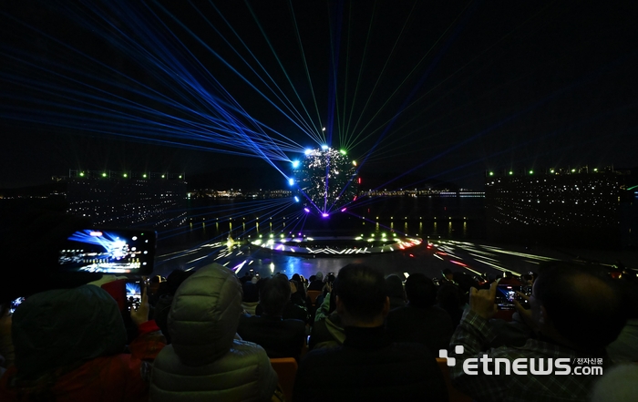 [포토] APEC 2025 KOREA 기념 보문 멀티미디어쇼 '천년의 달'