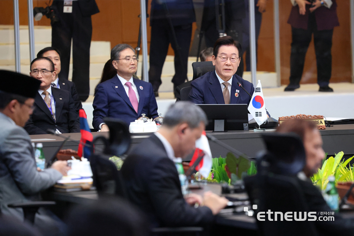 이재명 대통령이 27일 말레이시아 쿠알라룸푸르 컨벤션센터에서 열린 한-아세안 정상회의에서 발언하고 있다.  연합뉴스