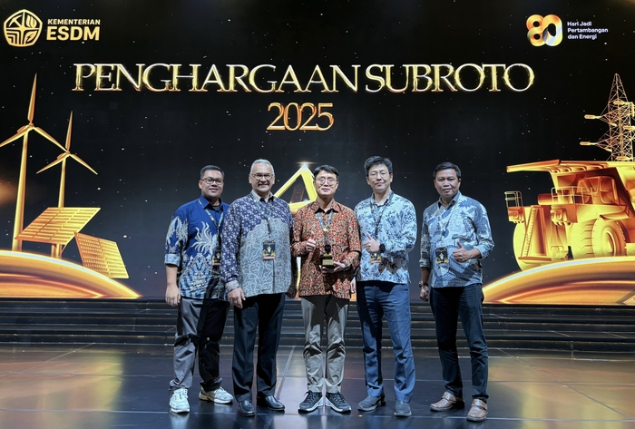 '2025년 수브로토 어워드' 200메가와트(MW)급 이하 발전소 대상 설비 신뢰도 및 안전관리 부문 최우수상 수상 후 기념사진을 찍고 있다. 사진 출처 : 한국동서발전