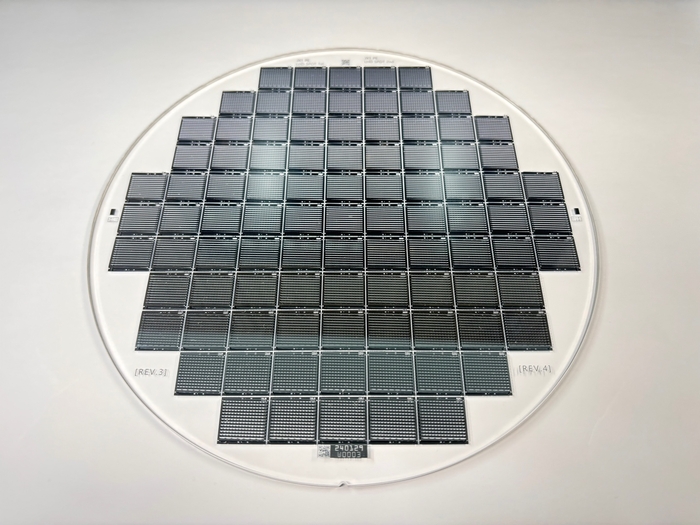 글라스 웨이퍼. 〈사진 옴트론텍 제공〉