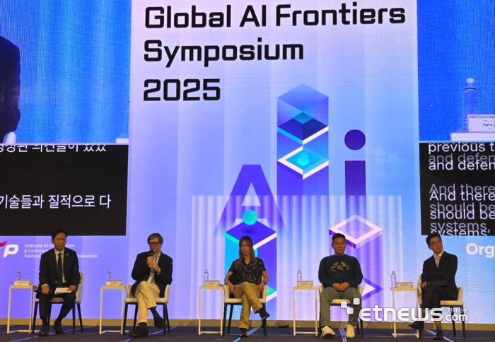 27일 서울 용산 드래곤시티에서 과학기술정보통신부가 'AI 혁신을 위한 협력'을 주제로 주최한 '글로벌 AI 프론티어 심포지엄' 토론세션에서 얀 르쿤 뉴욕대 교수(왼쪽 두번째)가 AI 발전 방향에 대한 의견을 내고 있다. 왼쪽부터 배경훈 부총리, 르쿤 교수, 최예진 스탠퍼드대 교수, 조경현 글로벌AI프론티어랩 공동소장, 김기응 국가AI연구거점 센터장(KASIT 교수). ⓒ박종진기자