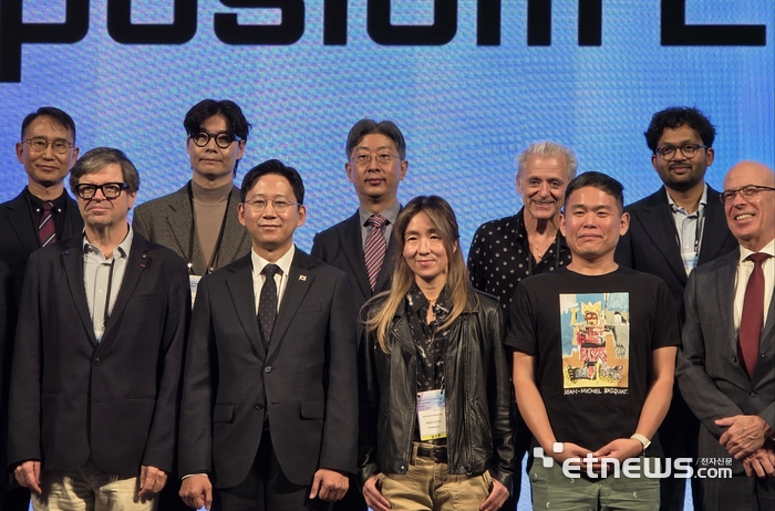 27일 '글로벌 AI 프론티어 심포지엄' 주요 참석자들이 사진촬영을 하고 있다. 앞줄 왼쪽부터 얀 르쿤 뉴욕대 교수, 배경훈 부총리, 최예진 스탠퍼드대 교수, 조경현 글로벌AI프론티어랩 공동소장. ⓒ박종진기자