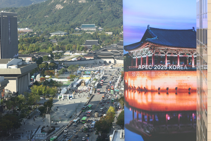 APEC 정상회의 주간 시작 (서울=연합뉴스) 신준희 기자 = 2025 경주 아시아태평양경제협력체(APEC) 정상회의 주간이 시작된 27일 광화문네거리 한 빌딩 전광판에 APEC 성공개최를 기원하는 기업의 홍보 영상이 나오고 있다. 2025.10.27 hama@yna.co.kr (끝)
