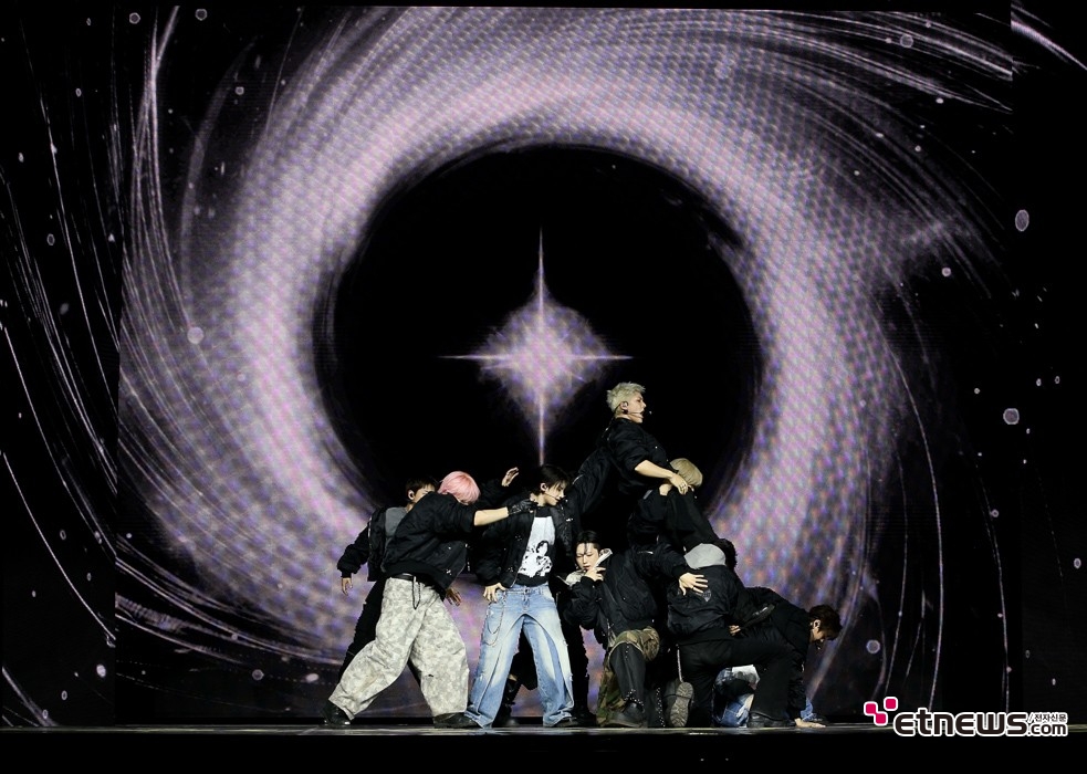[ET포토] 엔팀, '블랙홀을 뒤로하고'