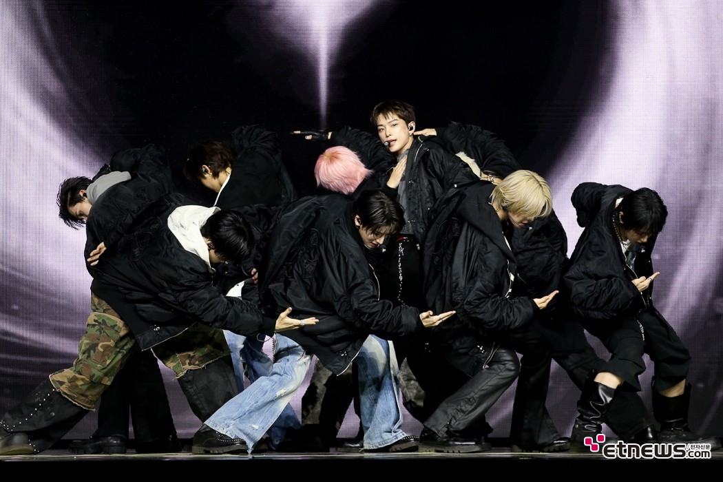 [ET포토] 엔팀, '고대 전투대형 같은 퍼포먼스'