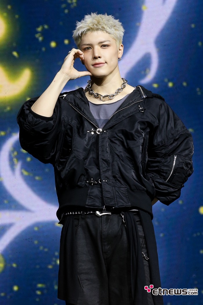 [ET포토] 앤팀 마키, '사슬같은 목걸이 차고'