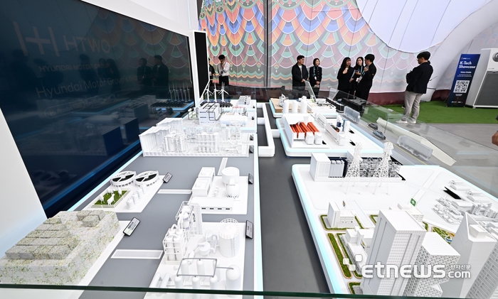 대한민국 첨단 기술의 현재와 미래를 한눈에 보여줄 'K-테크 쇼케이스'가 28일 경북 경주시 엑스포공원 에어돔에서 열렸다. 참관객이 현대차그룹의 수소기술 디오라마를 살펴보고 있다. 경주=이동근기자 foto@etnews.com