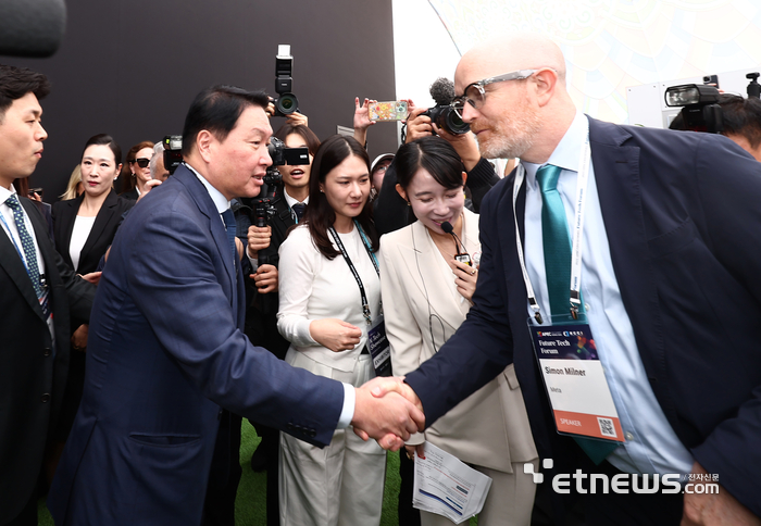 경주 APEC CEO 서밋 의장인 최태원 대한상의 회장이 28일 경북 경주 엑스포공원 에어돔에서 APEC CEO 서밋 부대행사인 'K-테크 쇼케이스'를 방문해 사이먼 밀러 메타 부사장과 인사하고 있다. 경주=이동근기자 foto@etnews.com