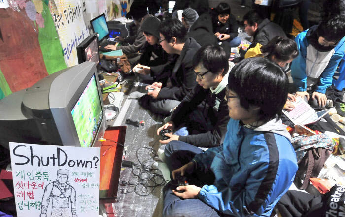2011년 게임 셧다운제에 반대하는 밤샘 게임집회가 12일 밤 서울 청계광장 여성가족부 앞에서 열렸다. 참가자들이 휴대폰, 게임기, 노트북PC 등으로 게임을 하고 있다.