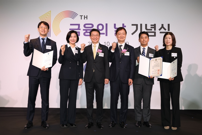 28일 오전 서울 영등포구 한국경제인협회 본부(FKI빌딩)에서 열린 제10회 금융의 날을 맞아 국무총리 표창 등 3개 영역에서 수상한 이은미 토스뱅크 대표와 임직원을 비롯해 이억원 금융위원장, 이찬진 금융감독원장이 환하게 웃으며 기념촬영을 하고 있다. 왼쪽부터 조원형 전세대출스쿼드 리더, 이은미 토스뱅크 대표, 이억원 금융위원장, 이찬진 금융감독원장, 최승락 금융소비자보호총괄책임자, 황현정 고객자산총괄책임자.