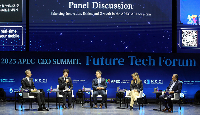 유영상 SK텔레콤 대표(가운데)가 퓨처테크 포럼 AI에서 패널들과 대담을 하고 있다. 공동취재단