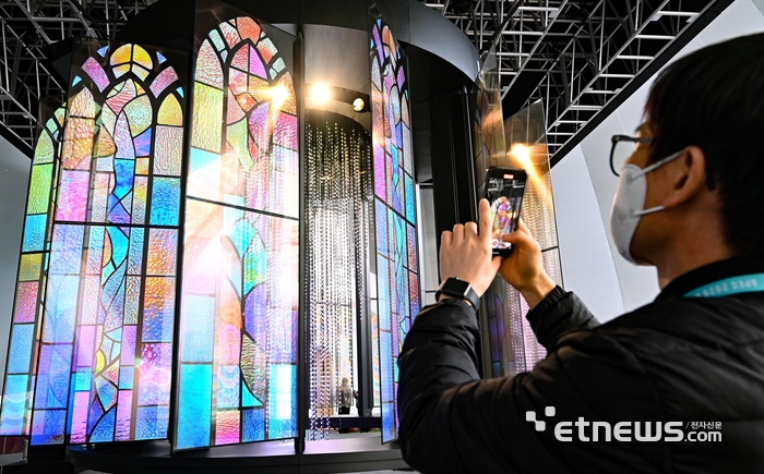 대한민국 첨단 기술의 현재와 미래를 한눈에 보여줄 'K-테크 쇼케이스'가 28일 경북 경주시 엑스포공원 에어돔에서 열렸다. 참관객이 LG전자의 무선·투명 TV 'LG 시그니처 올레드 T' 28대로 구성한 초대형 샹들리에를 살펴보고 있다. 경주=이동근기자 foto@etnews.com