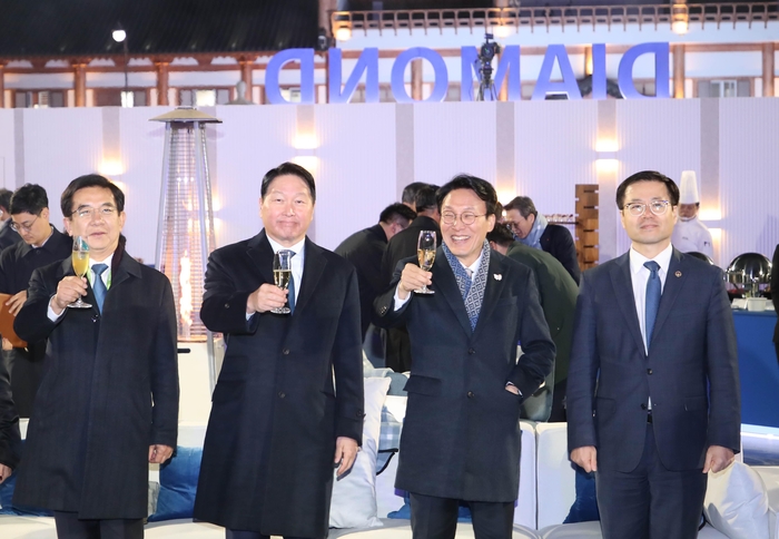 APEC CEO 서밋 환영만찬이 28일 경북 경주시 화랑마을 어울마당에서 열렸다. 김민석 국무총리와 최태원 대한상의 회장이 참석자들과 건배를 하고 있다.