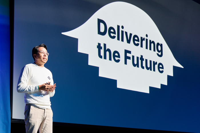 김범석 우아한형제들 대표가 28일 서울 강남구 그랜드 인터컨티넨탈 서울 파르나스에서 열린 '우아한테크콘퍼런스2025(우아콘)'에서 오프닝 키노트를 하고 있다. 〈자료 우아한형제들〉