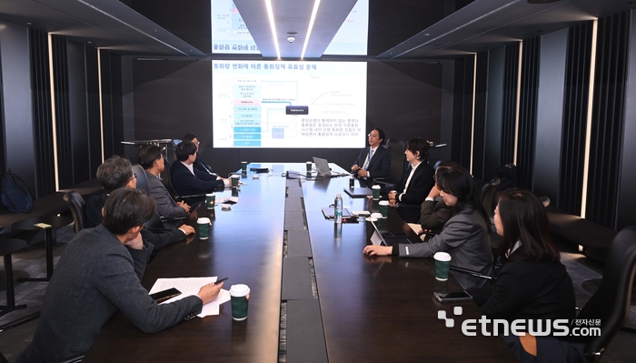 싱귤래리티 금융 소사이어티 제7차 회의가 27일 서울 중구 을지타워에서 열렸다. 왼쪽부터 시계방향으로 유재수 간사, 김철웅 신한은행 상임감사위원, 윤종원 KDI 초빙연구위원(좌장), 신관호 고려대 교수,이효섭 자본시장연구원 선임연구위원, 노진영 한국은행 통화정책국 정책제도 팀장, 최재원 서울대 교수, 이남우 연세대 교수, 류정혜 과실연 AI 미래포럼 공동의장, 안수현 한국외국어대 법학전문대학원 교수.  박지호기자 jihopress@etnews.com